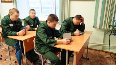 Воспитанникам Канской детской колонии подарили в школу электронные книги