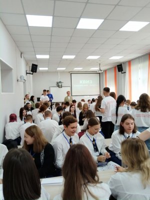 Впервые в истории Сибирского федерального университета на базе Юридического института стартовали программы дополнительного образования для школьников, обучающихся в профильных классах социально-гуманитарной направленности