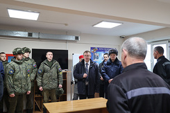 Председатель Общественного совета ГУФСИН края, профессор СФУ А. Д. Назаров и курсанты Военного института СФУ проводят общение с осужденными ИК-17