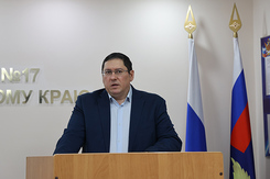 Профессор СФУ П. В. Тепляшин читает лекцию в ИК-17